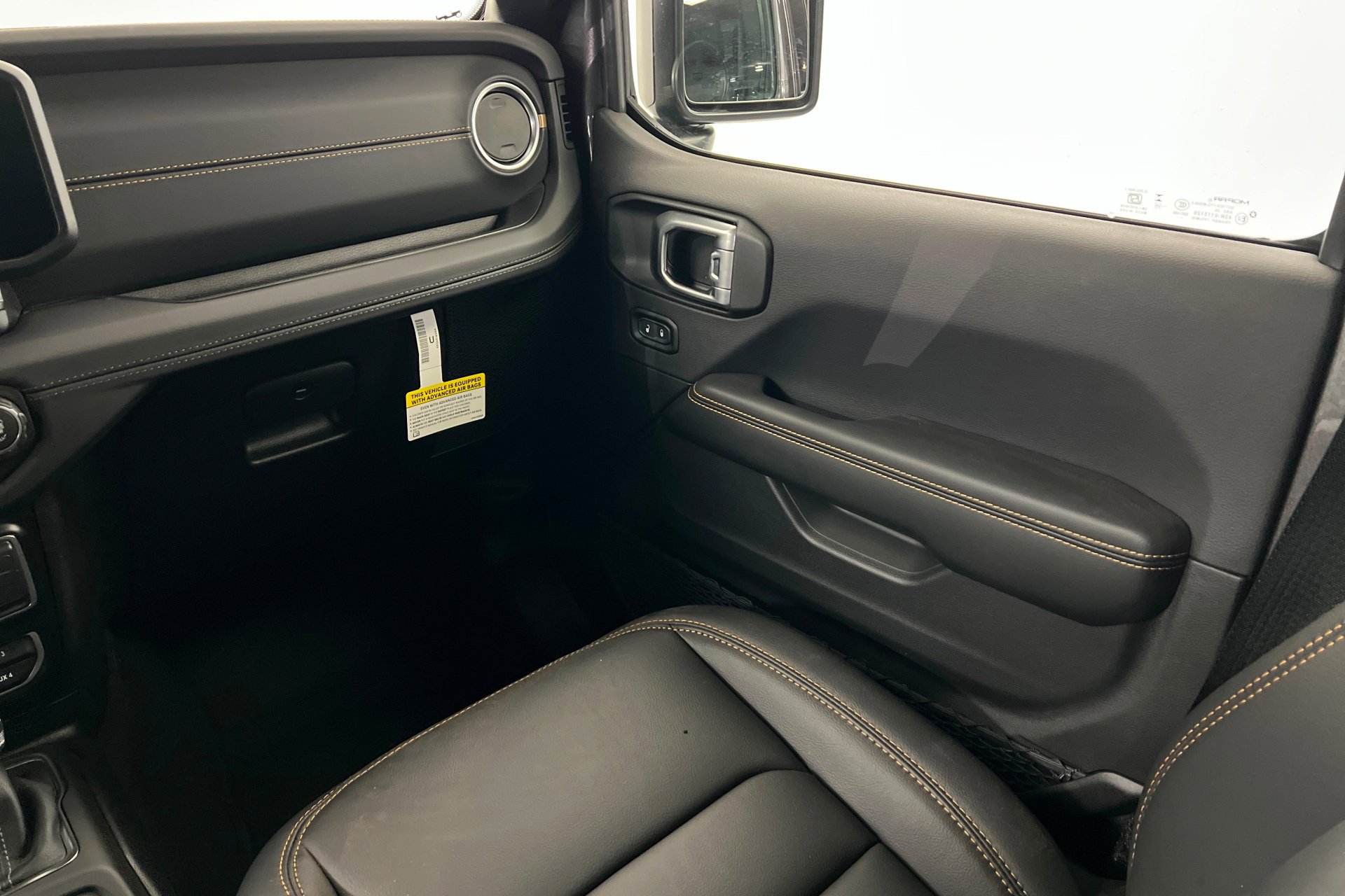 New 2026 Granite Crystal Metallic Clear-Coat Exterior Paint Jeep Sahara image 11