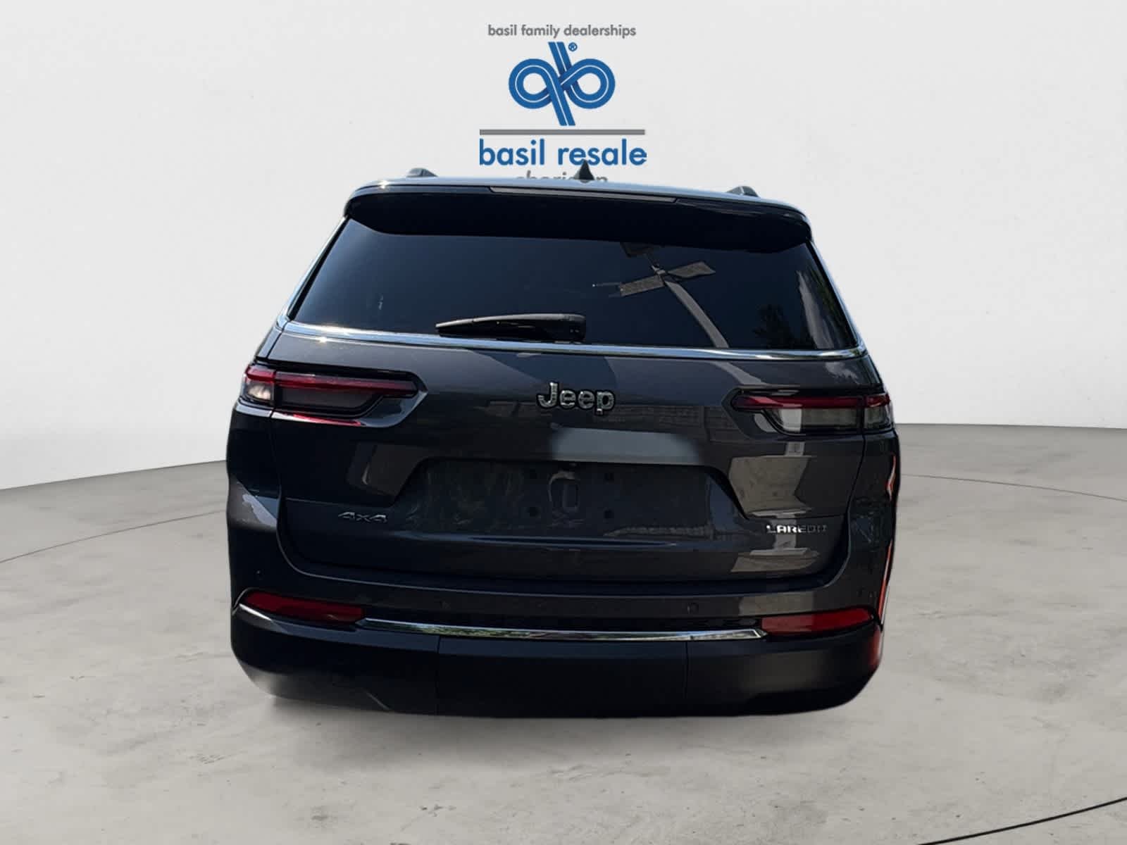 Used 2023 Baltic Gray Metallic Clearcoat Jeep Laredo image 4
