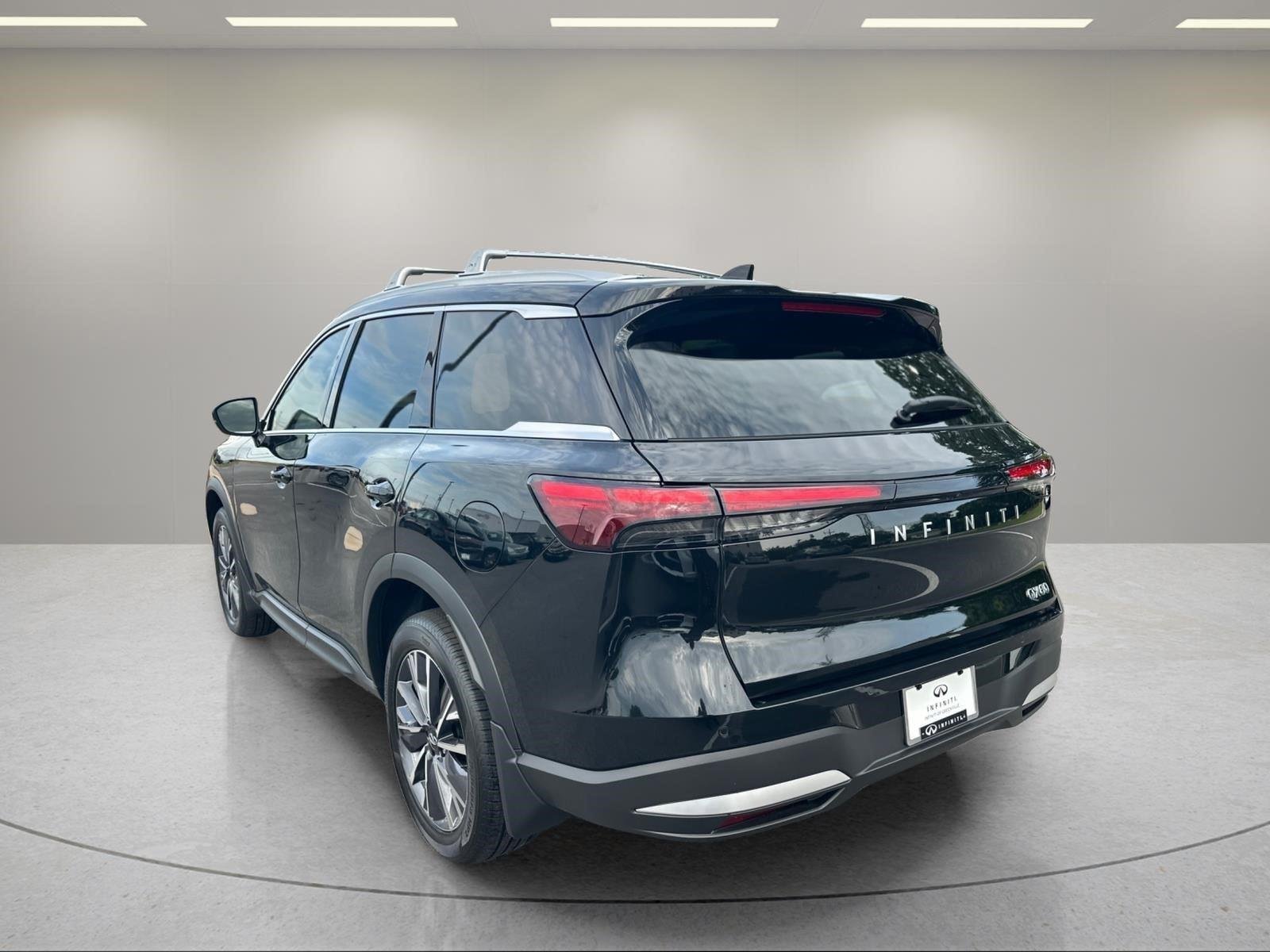 New 2027 MINERAL BLACK INFINITI Luxe FWD image 3