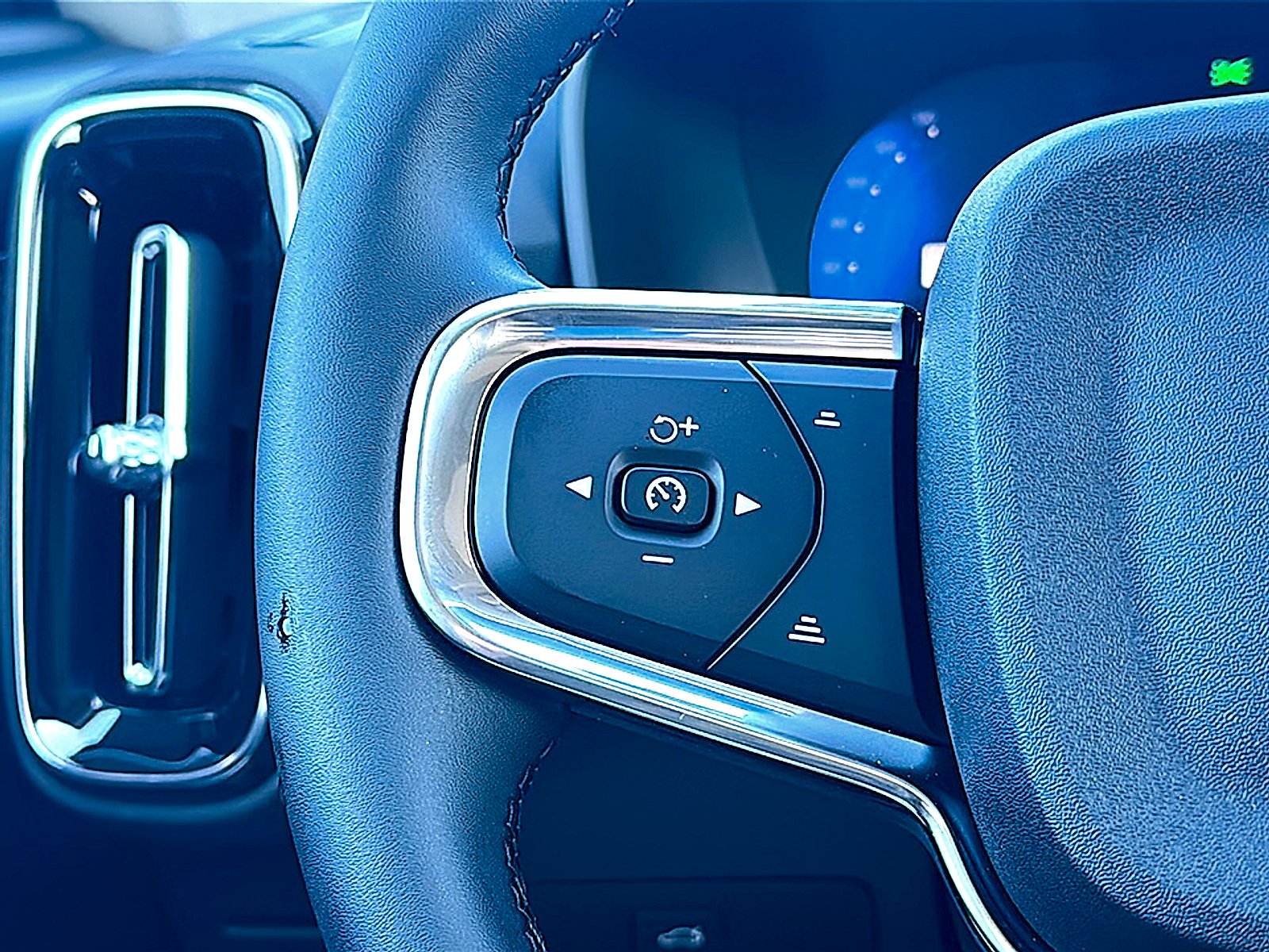 2026 Volvo XC40 Plus - Photo 19