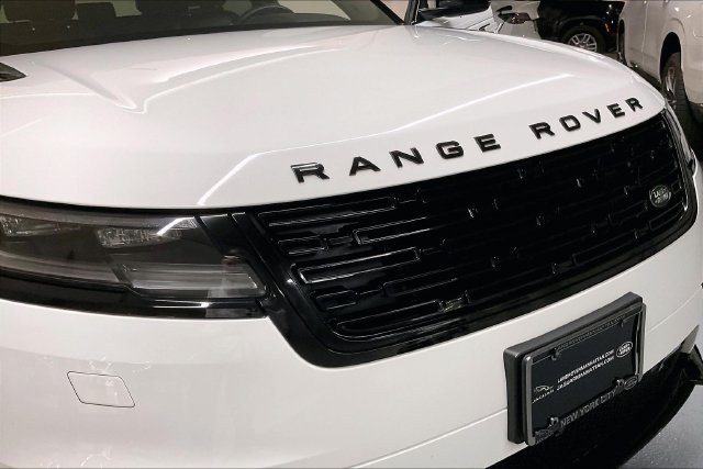 Used 2025 White Land Rover Dynamic SE image 33