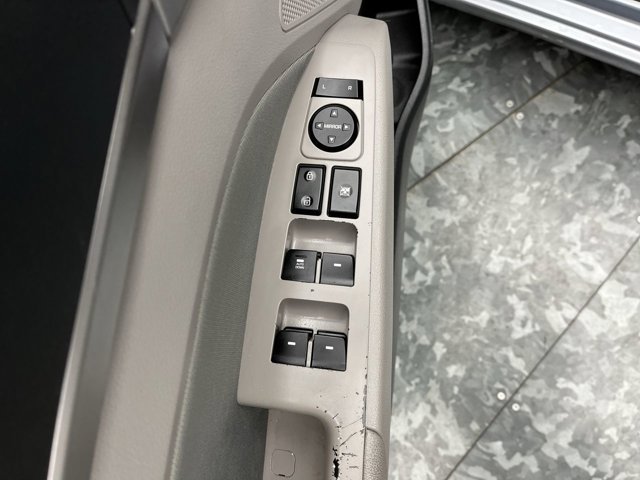 Used 2017 Shale Gray Metallic Hyundai SE image 6