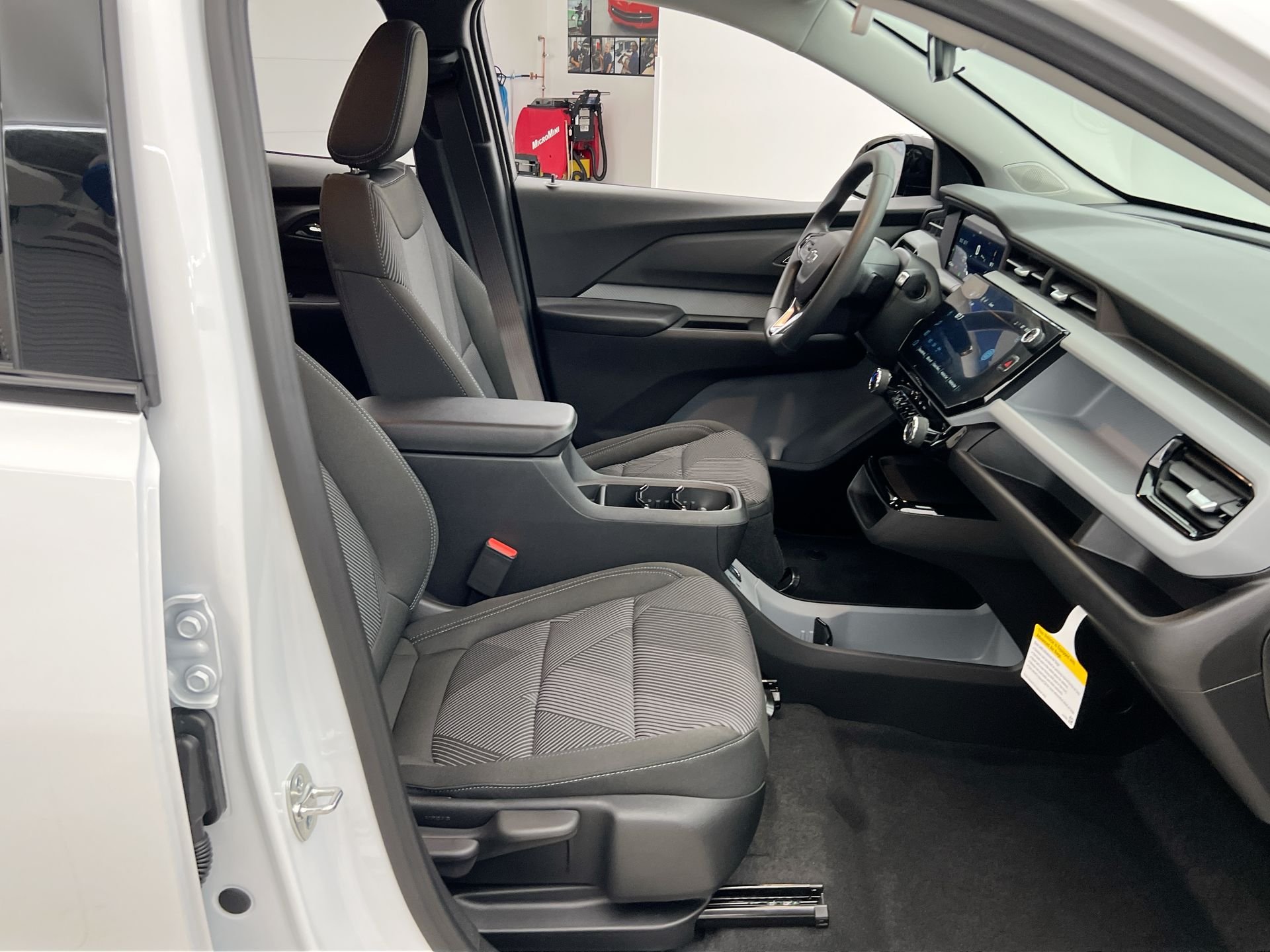 New 2027 Summit White Chevrolet LT image 81