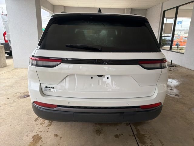 New 2026 Bright White Clear-Coat Exterior Paint Jeep Altitude image 4