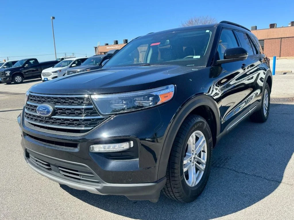 Used 2023 Agate Black Metallic Ford XLT image 8