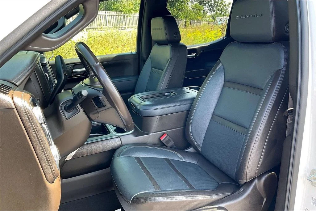 Used 2022 White Frost Tricoat GMC Denali image 24