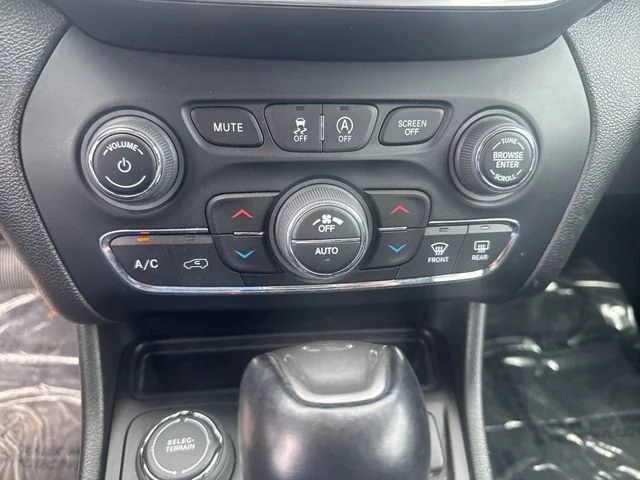 Used 2023 Gray Jeep Altitude Lux 4x4 image 21