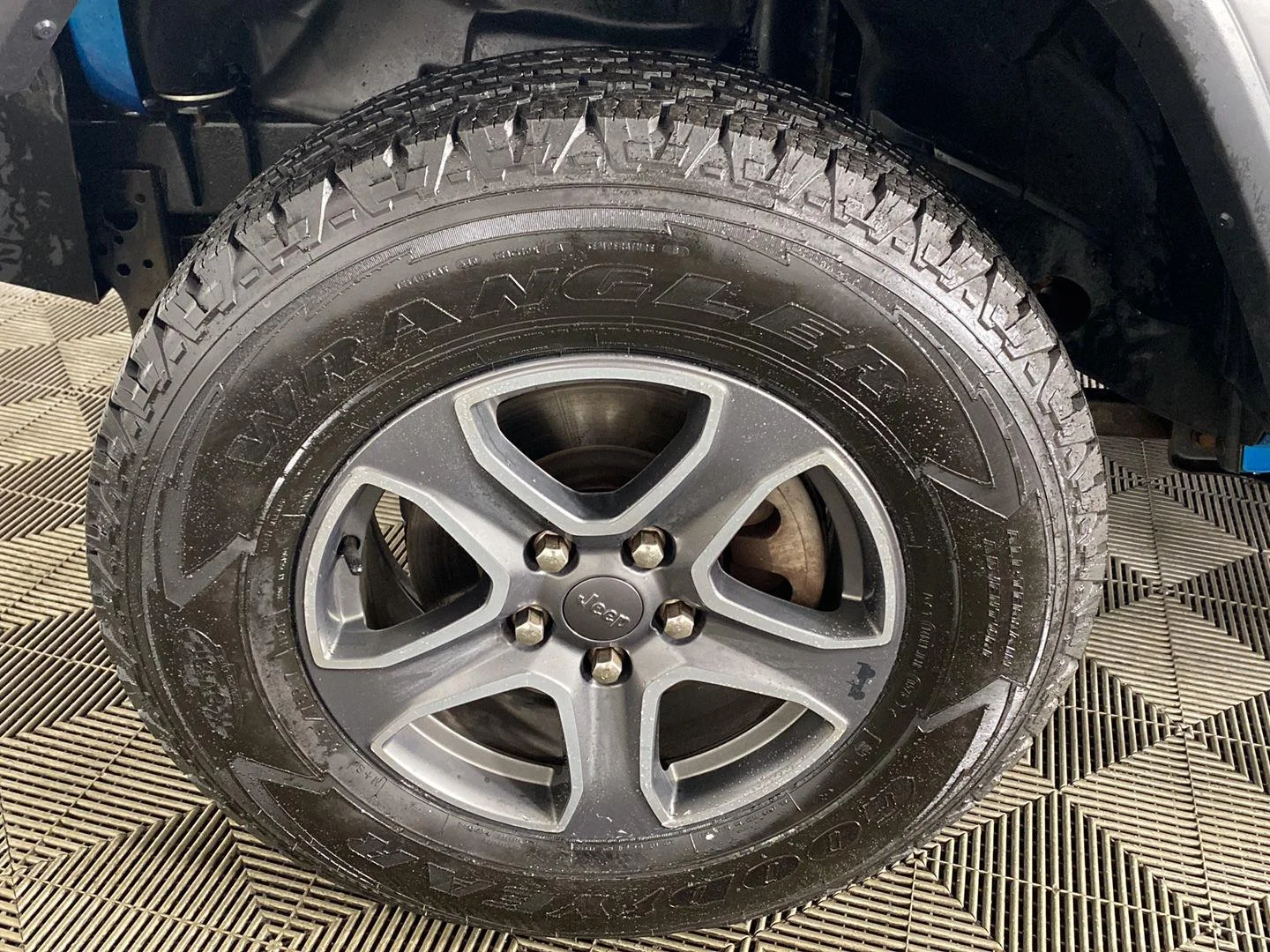 Used 2019 Bikini Pearlcoat Jeep Sport S image 24