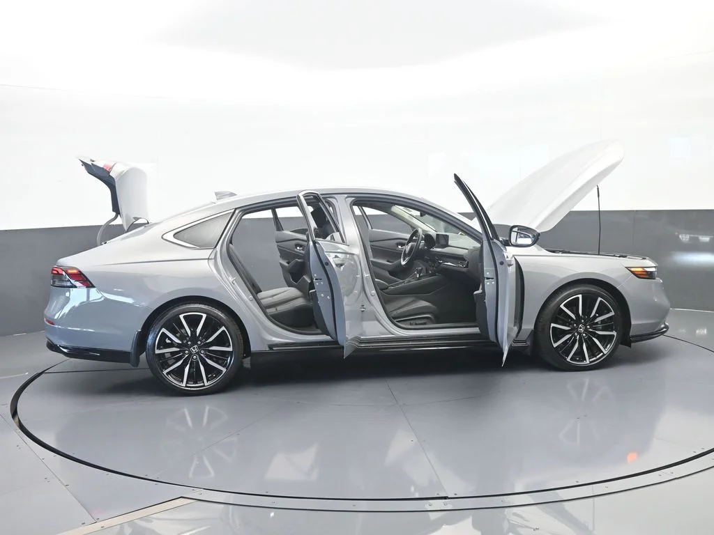 Used 2024 Solar Silver Metallic Honda Touring image 69