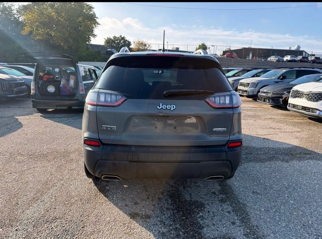 Used 2021 Gray Jeep Latitude Lux image 11