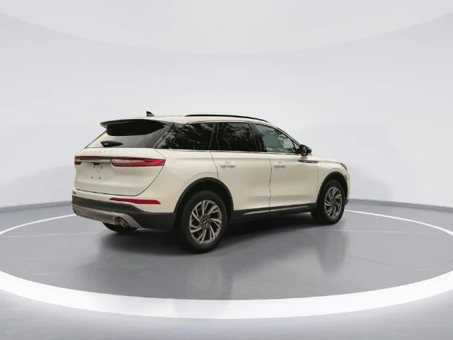 Used 2026 White Lincoln Premiere image 8