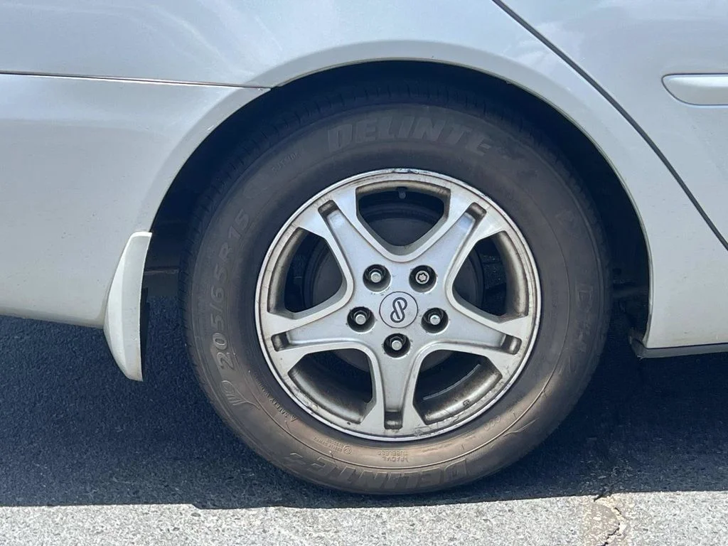 Used 2002 Silver Toyota LE image 9