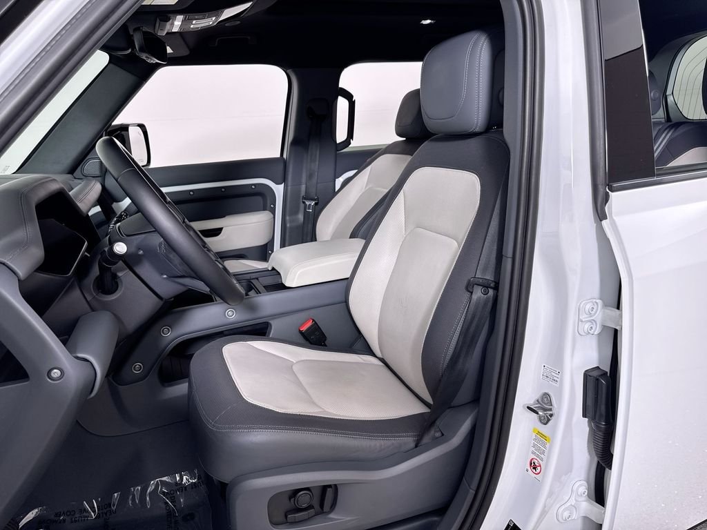 Used 2023 White Land Rover X-Dynamic SE image 11