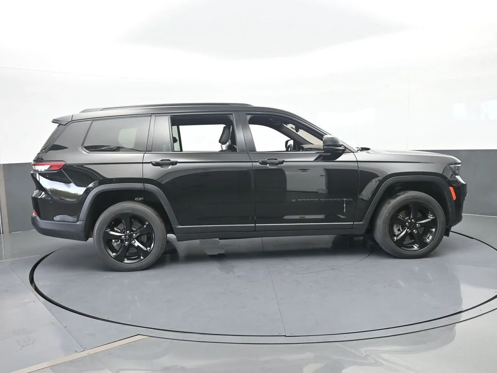 Used 2023 Diamond Black Crystal Pearlcoat Jeep Altitude image 6