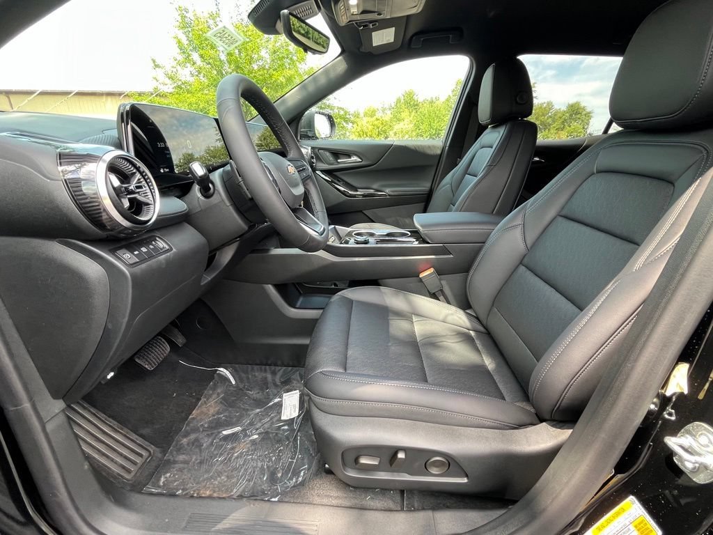 2027 Chevrolet Equinox LT - Photo 8