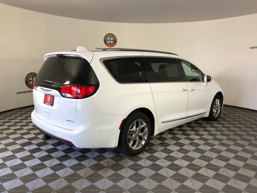 Used 2018 Bright White Clearcoat Chrysler Limited image 17
