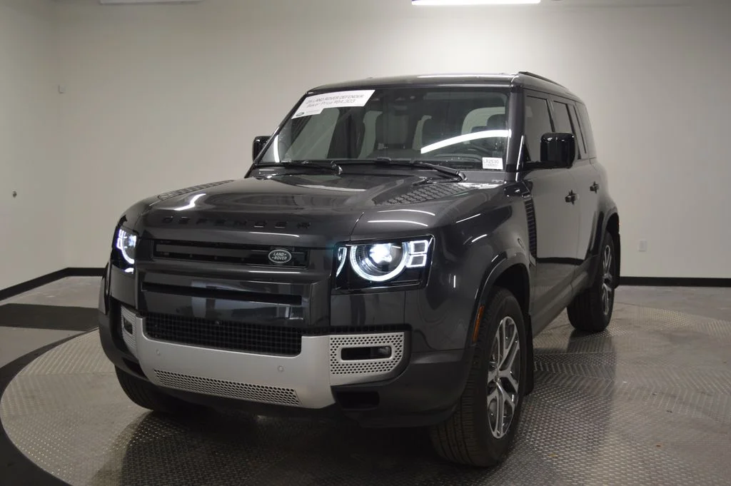 2025 Land Rover Defender 110 S P400's photo