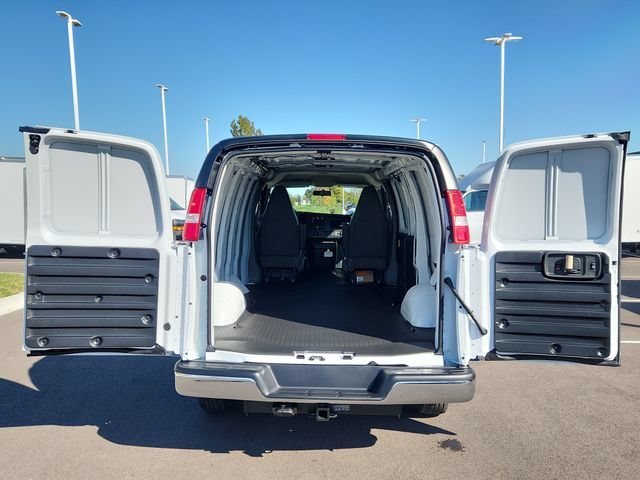 New 2025 Summit White Chevrolet WT image 22