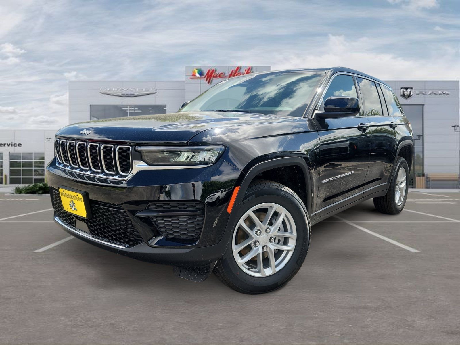 New 2026 Diamond Black Crystal Pearl-Coat Exterior Paint Jeep Laredo image 1