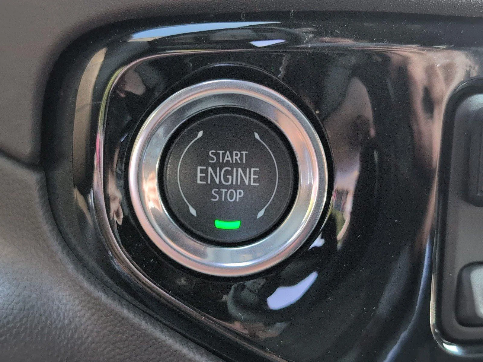New 2026 Glacier White Tricoat GMC SLT image 25