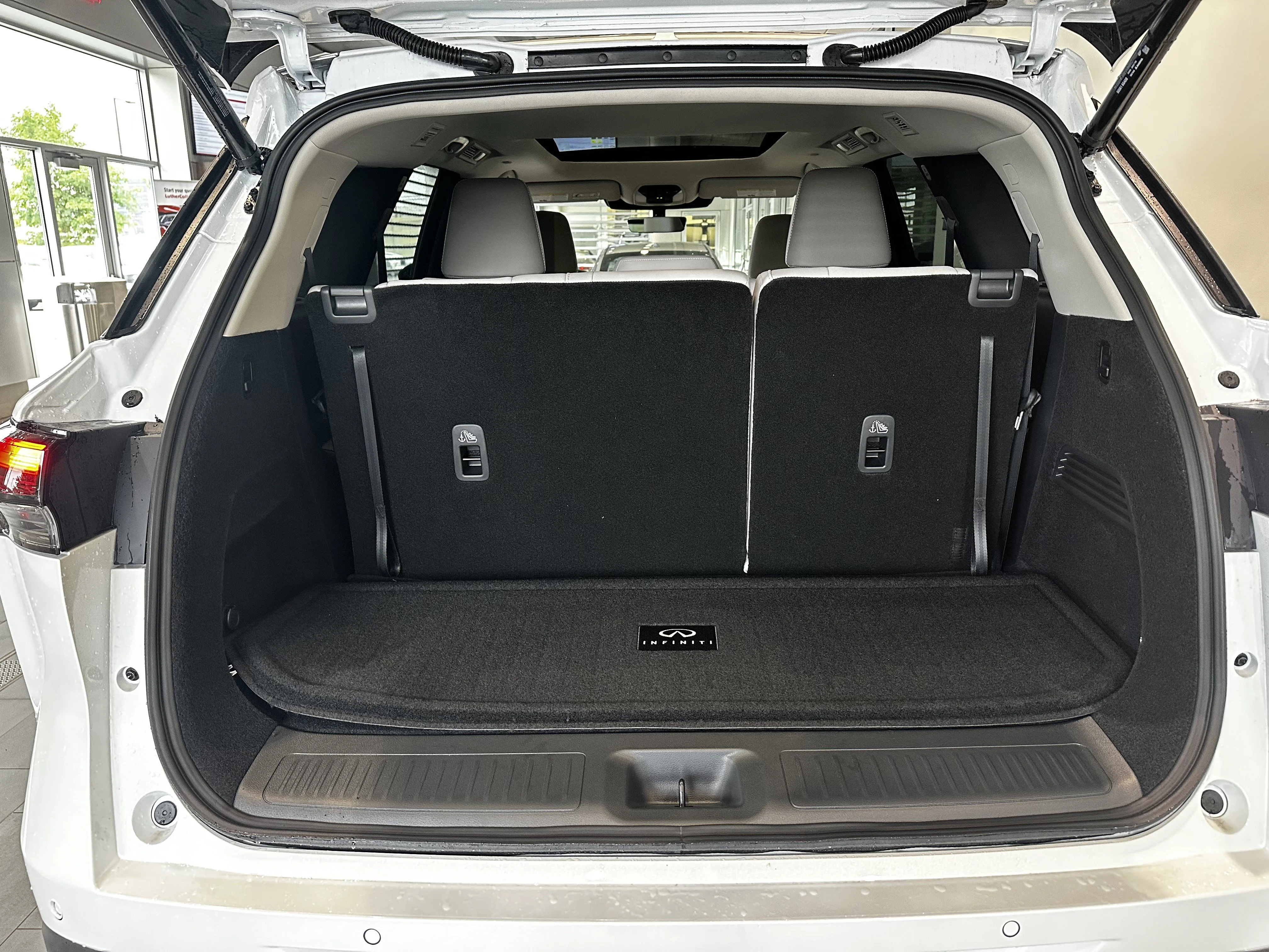 New 2027 RADIANT WHITE INFINITI Luxe AWD image 11