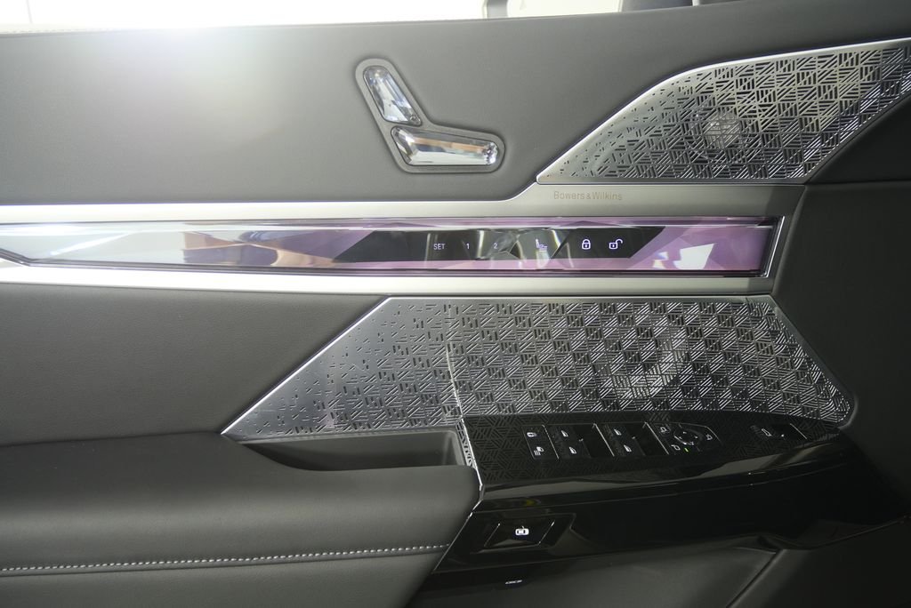 New 2026 Oxide Grey Metallic BMW xDrive60 image 8