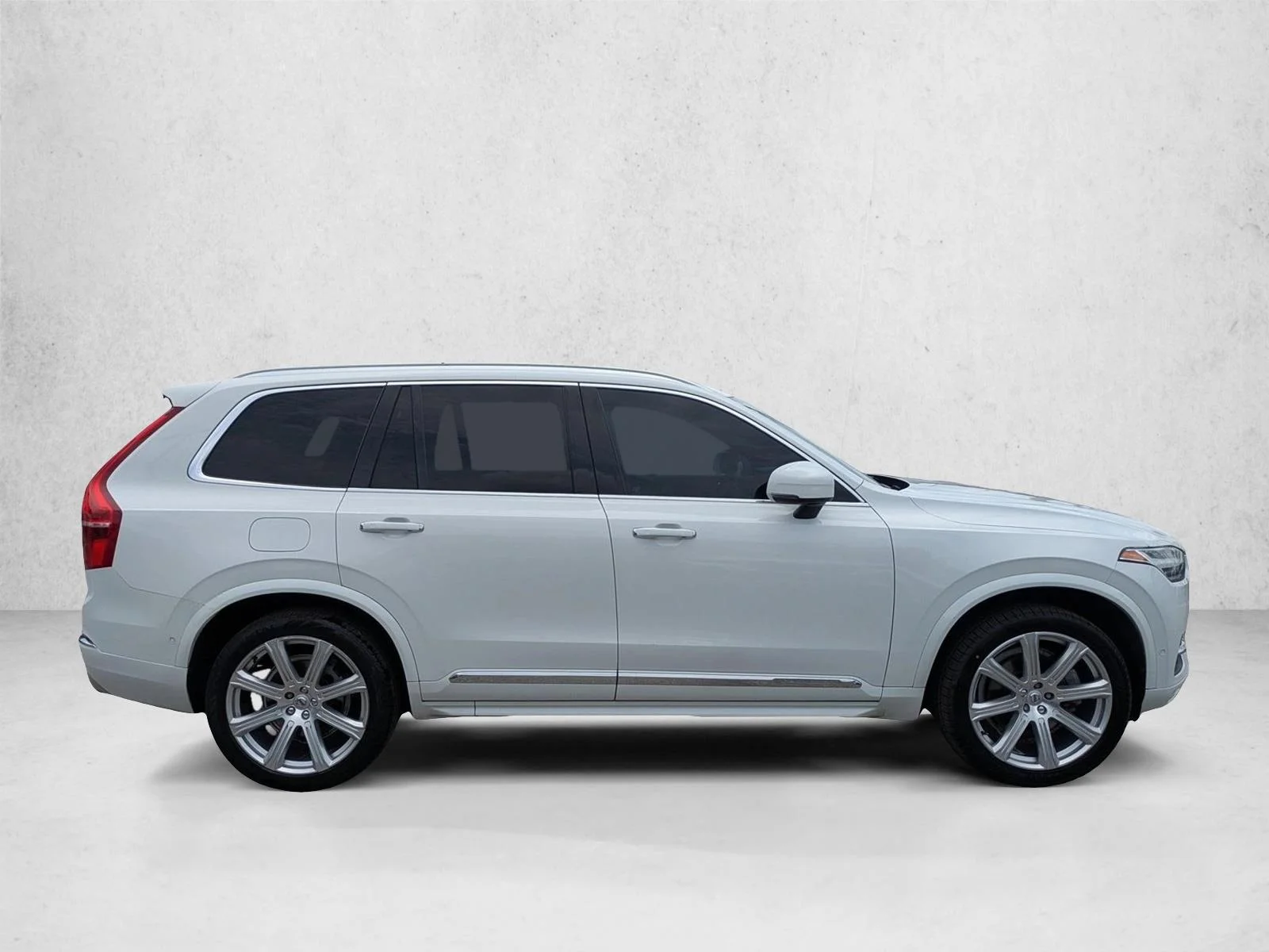 Used 2018 White Volvo Inscription image 4