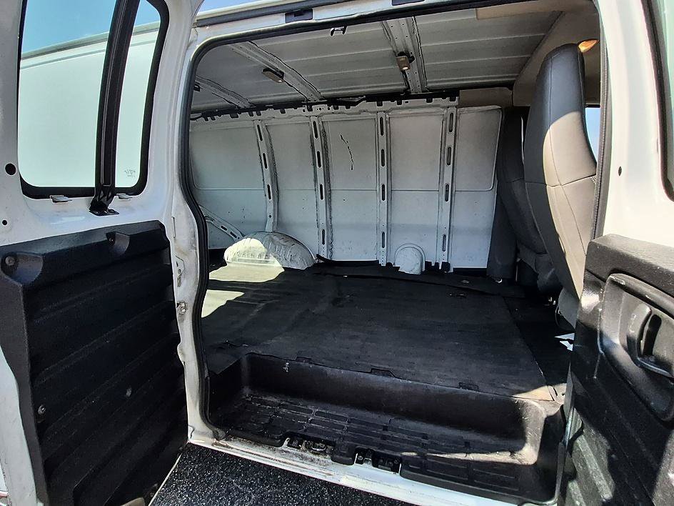 Used 2019 Summit White Chevrolet Work Van image 32