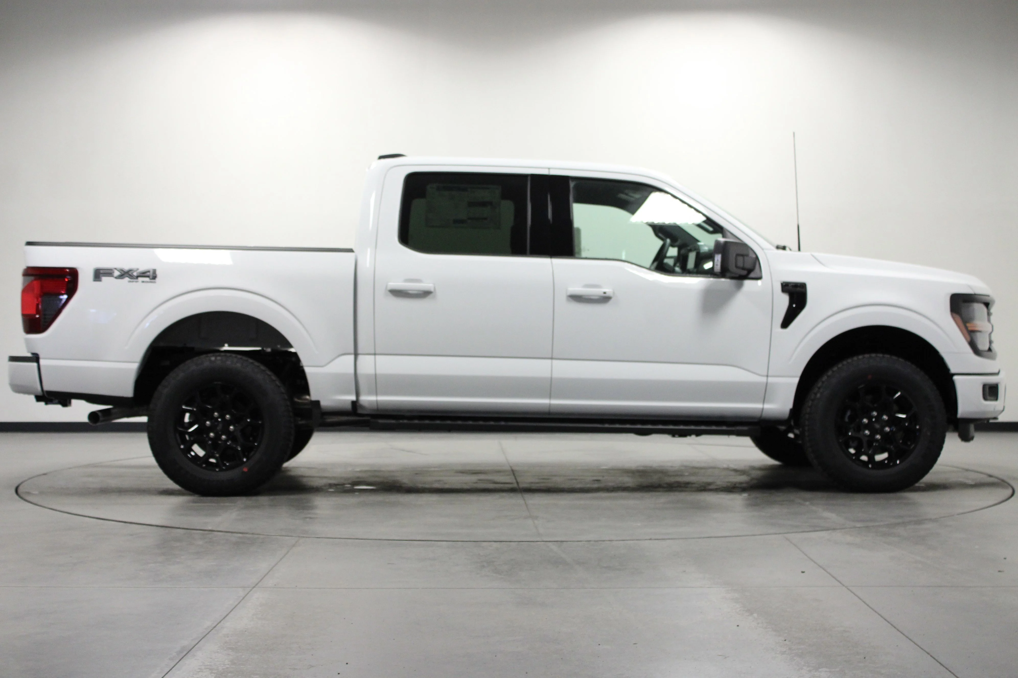 New 2026 Oxford White Ford XLT image 3