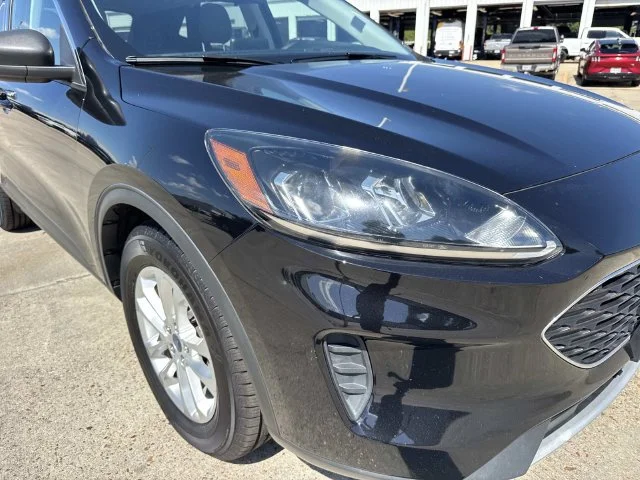 Used 2022 Black Ford SE image 2