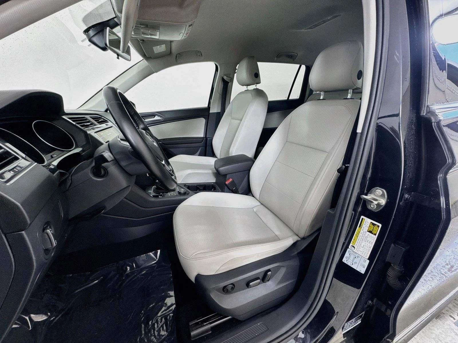 Used 2018 Deep Black Pearl Metallic Volkswagen SE image 20