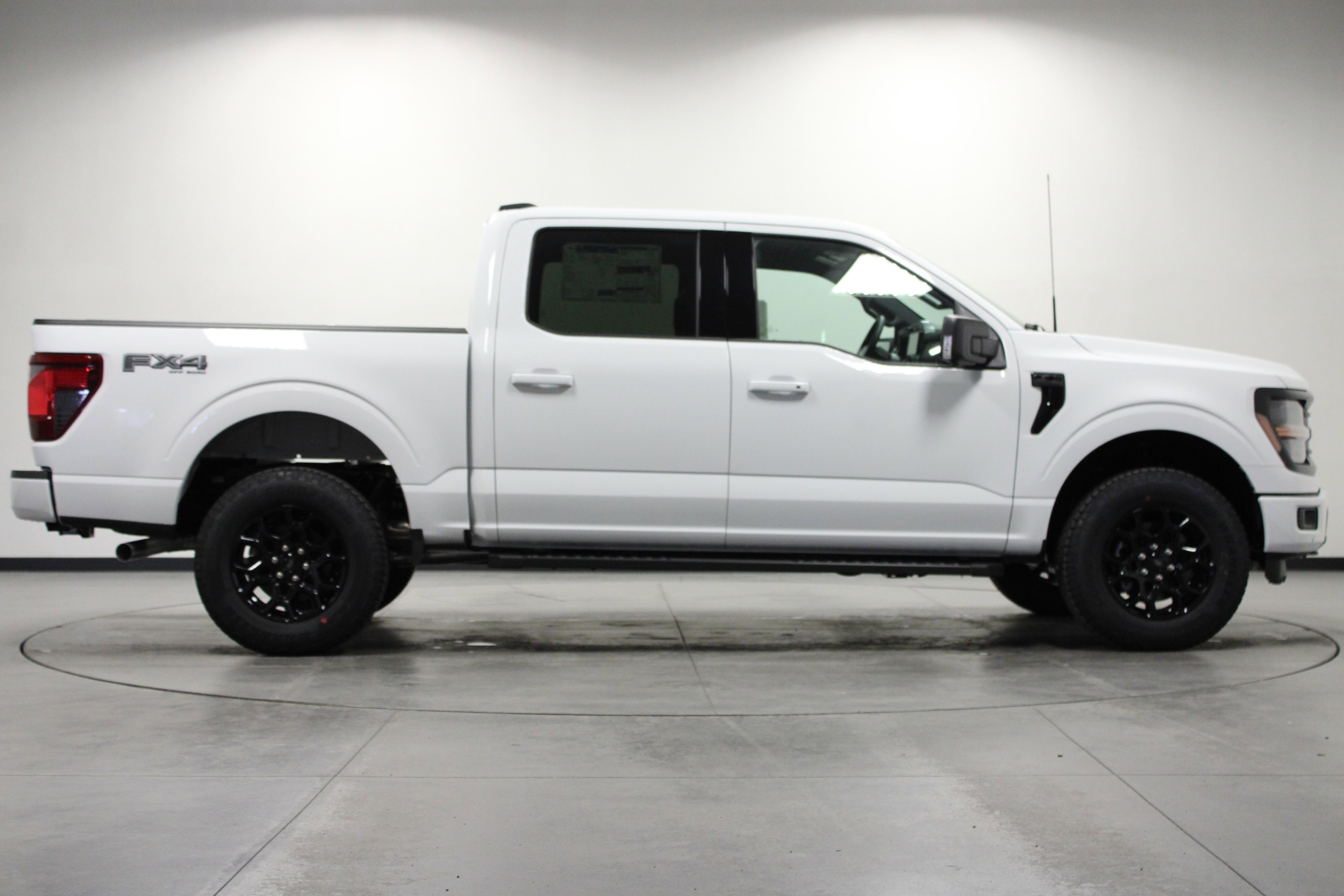 New 2026 Oxford White Ford XLT image 3
