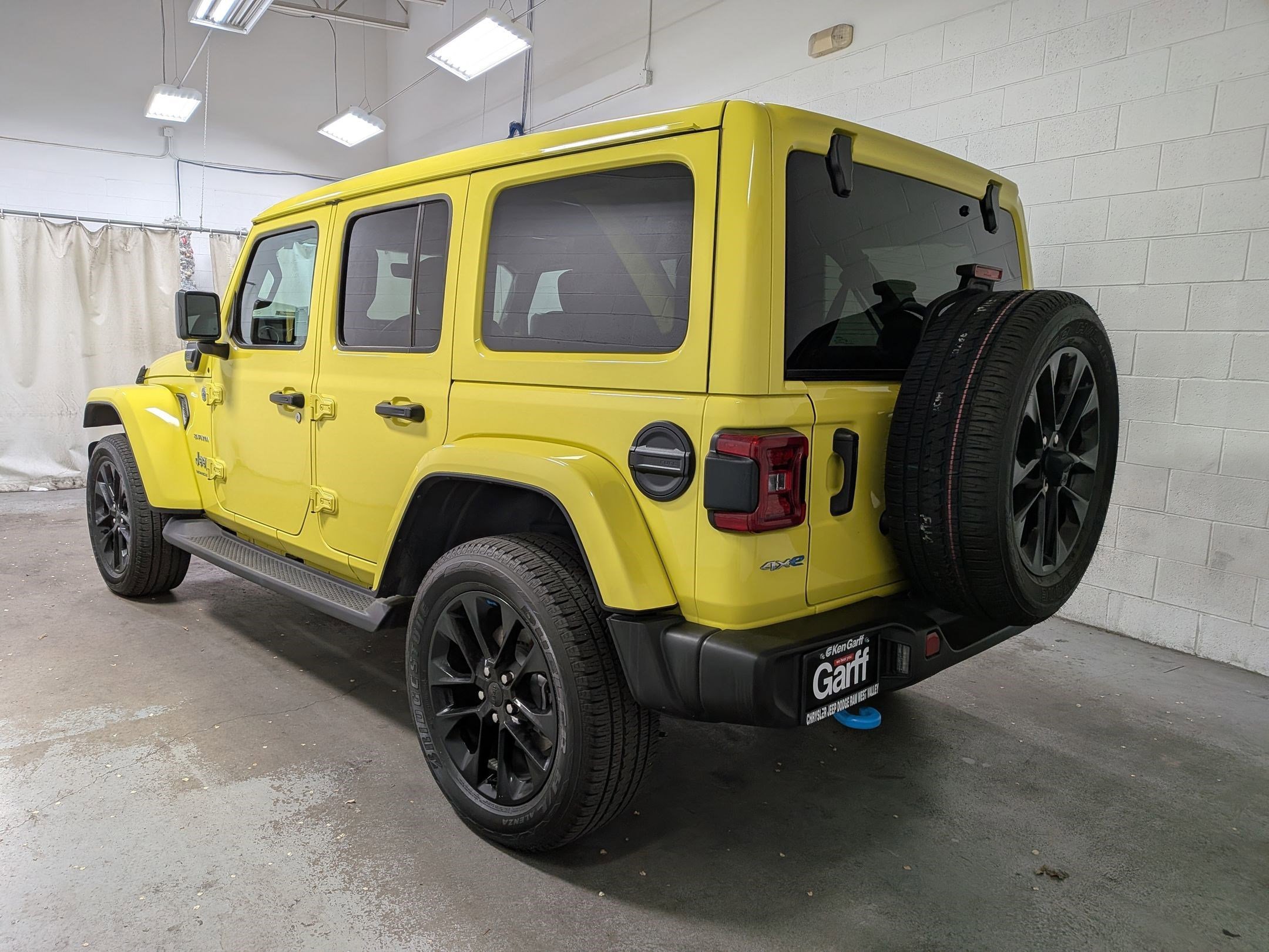 Used 2023 High Velocity Clearcoat Jeep Sahara image 7