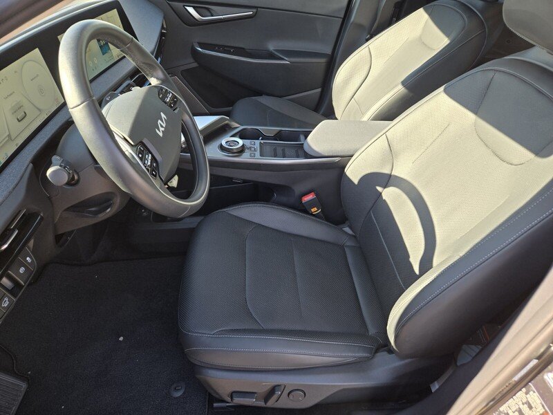 Used 2023 CHARCOAL KIA WIND RWD image 10