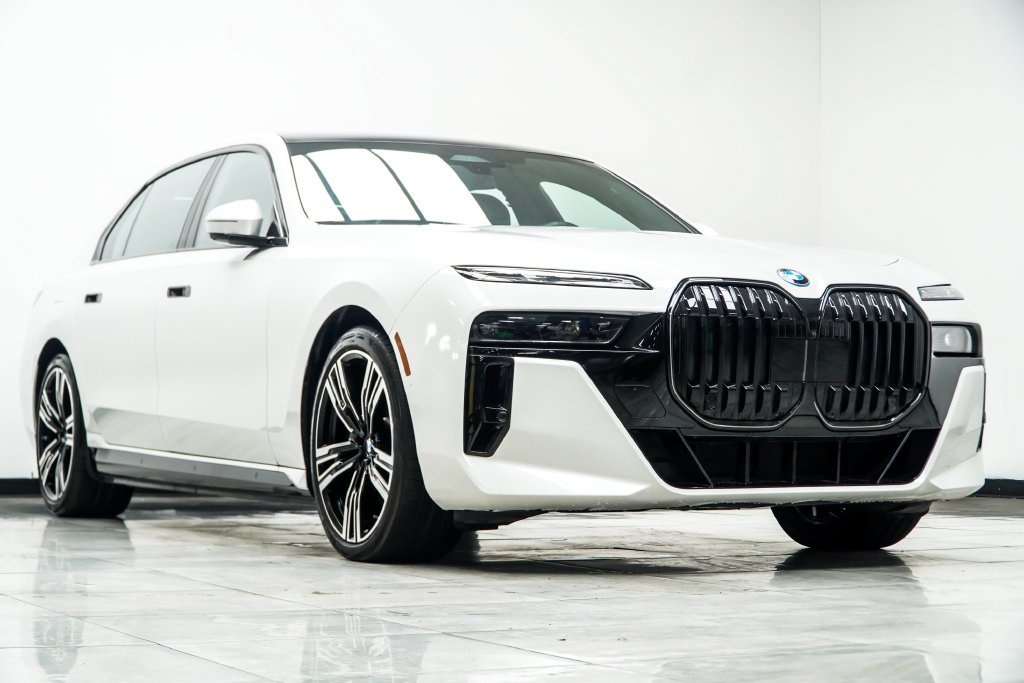 Used 2025 White BMW 750e xDrive image 5