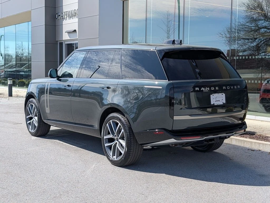 New 2026 Belgravia Green Land Rover SE image 4