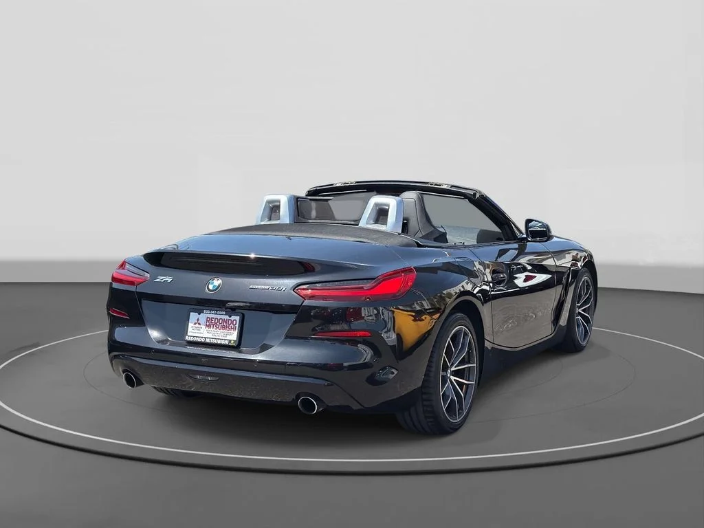 Used 2020 Black Sapphire Metallic BMW sDrive30i image 5