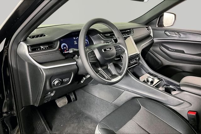 New 2026 Diamond Black Crystal Pearl-Coat Exterior Paint Jeep Laredo image 8