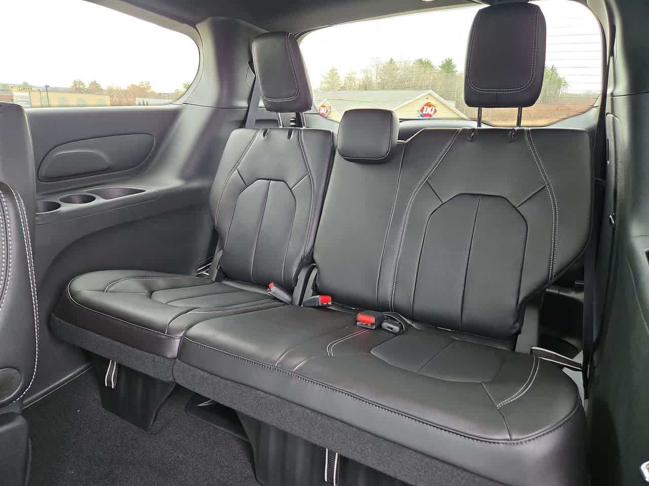 2026 Chrysler Pacifica Select - Photo 15