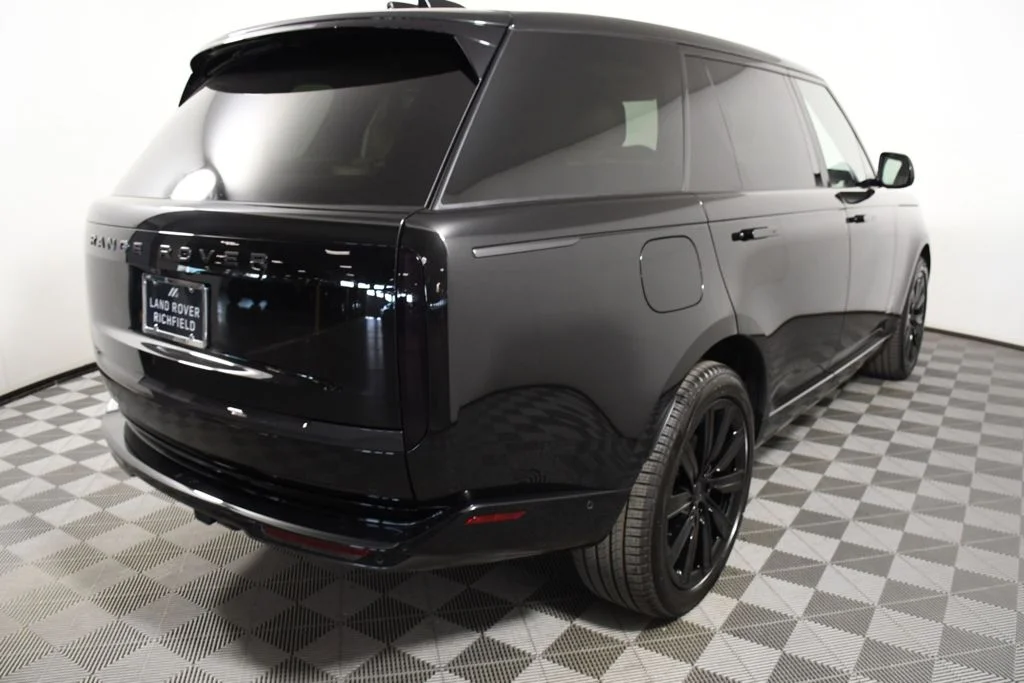 New 2026 Santorini Blk Land Rover SE image 6