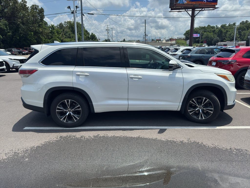 Used 2016 Blizzard Pearl Toyota XLE image 2