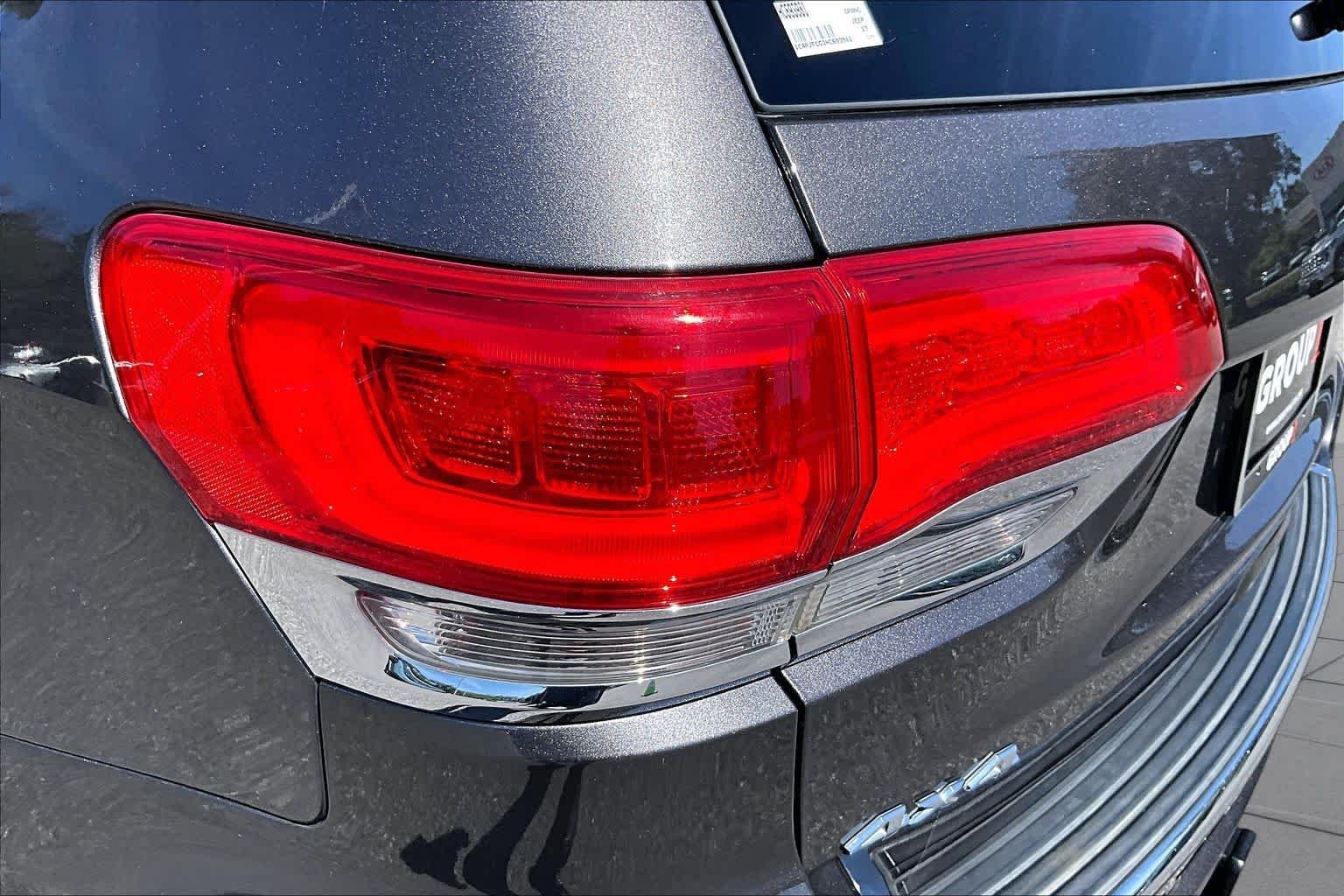Used 2017 Granite Crystal Metallic Clearcoat Jeep Overland image 29