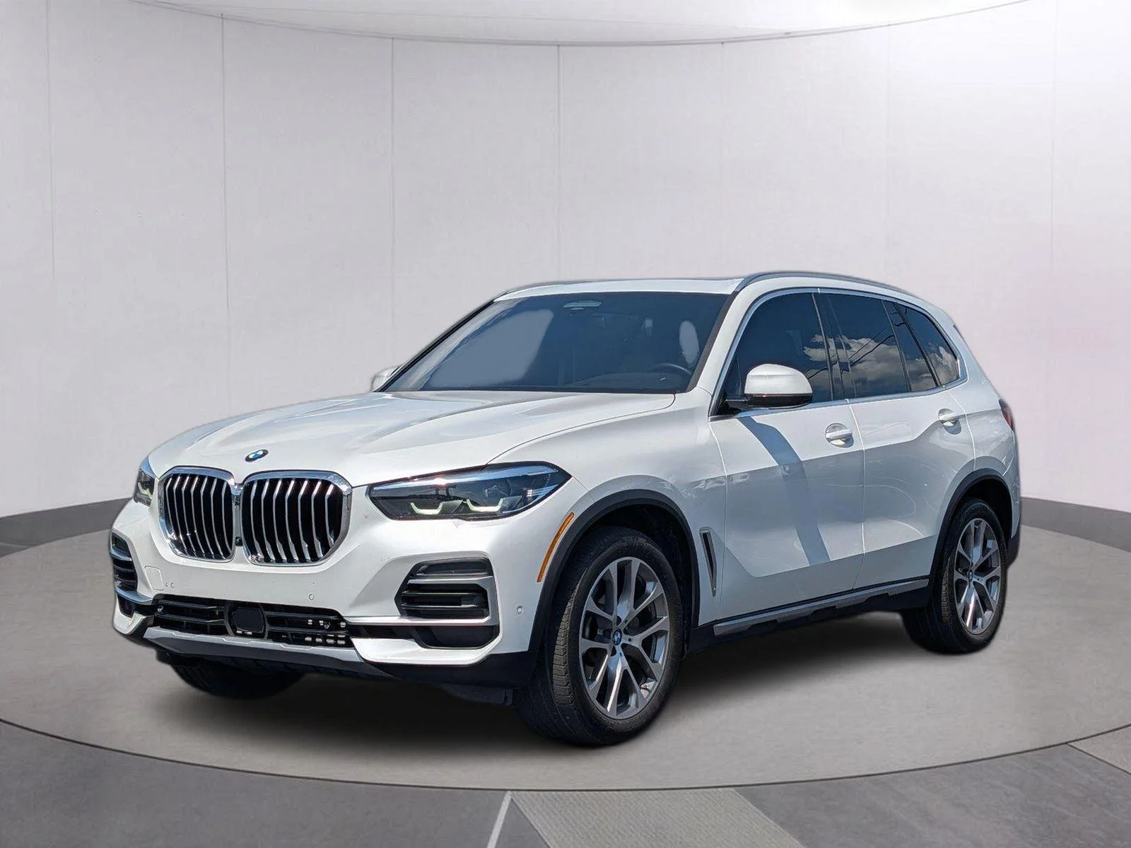 Used 2023 Mineral White Metallic BMW sDrive40i image 1