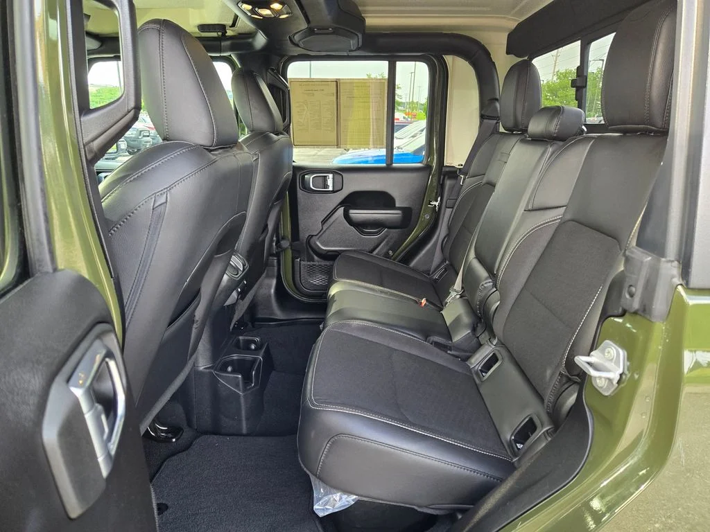 Used 2023 Green Jeep  image 27