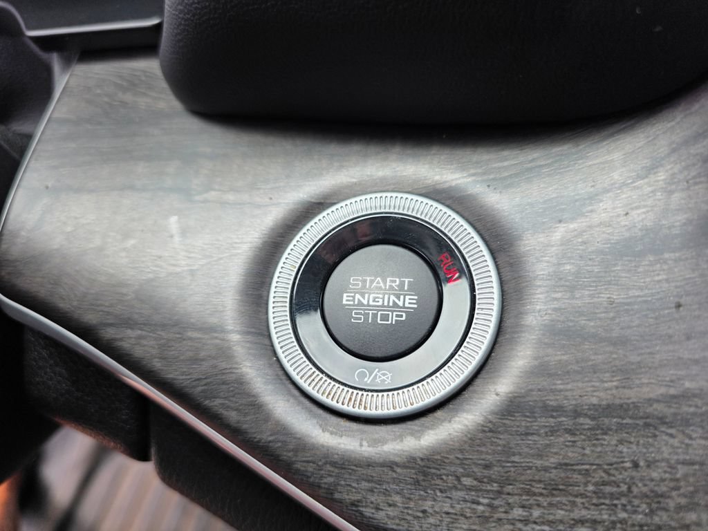 Used 2023  Jeep Limited image 19