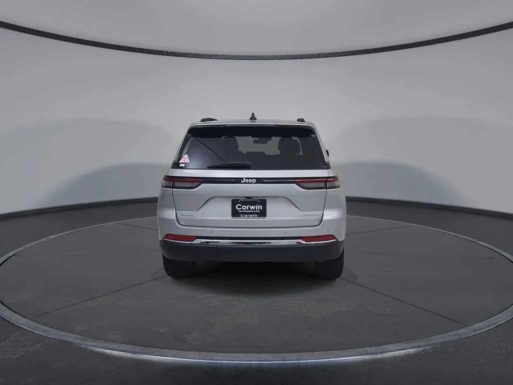 New 2026 Silver Zynith Exterior Paint Jeep Laredo X image 13
