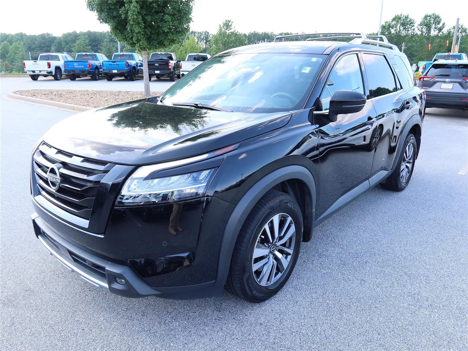 Used 2023 Super Black Nissan SL image 3