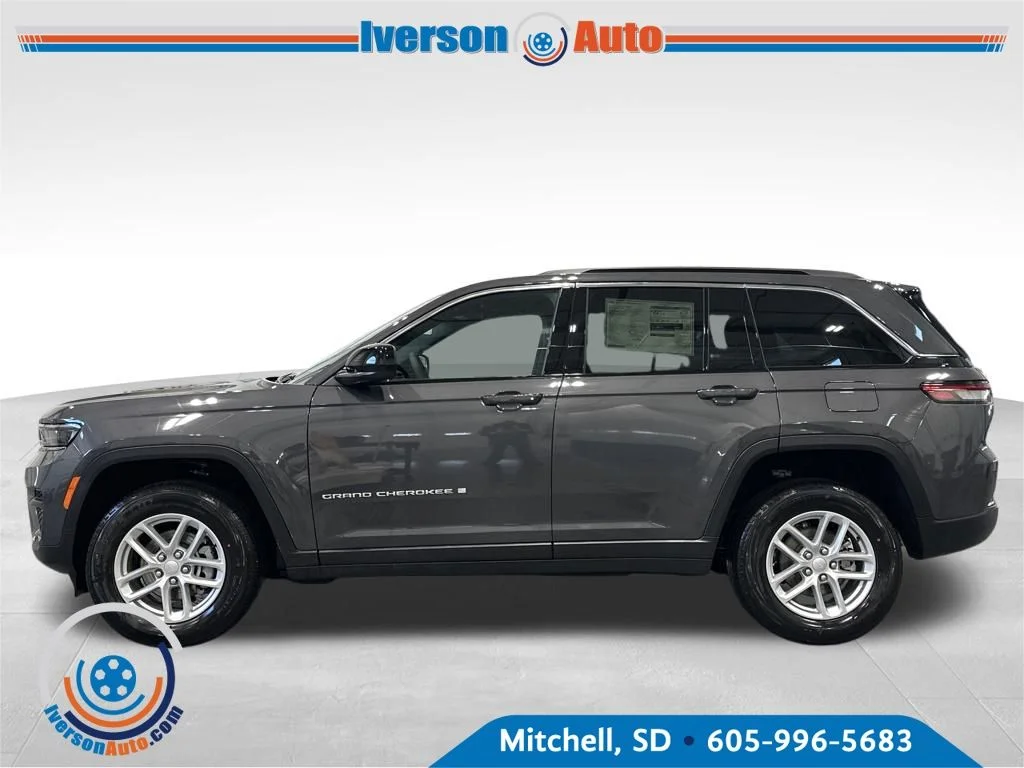 New 2026 Baltic Gray Metallic Clear-Coat Exterior Paint Jeep Laredo X image 4