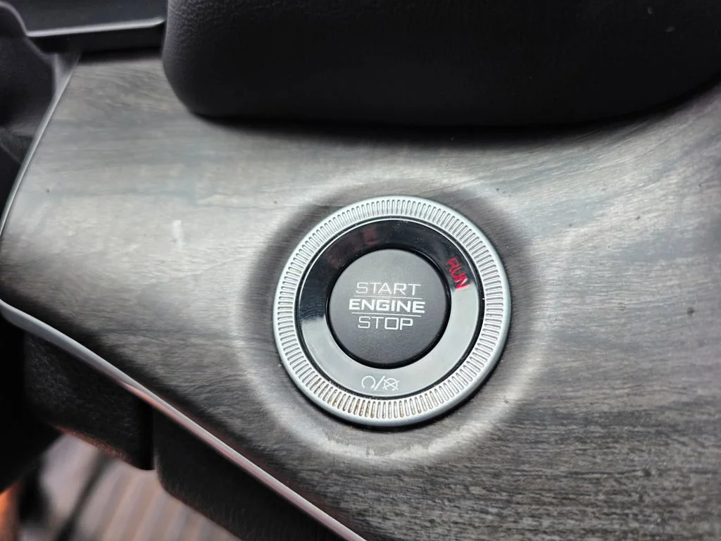 Used 2023  Jeep Limited image 19