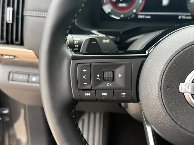 Used 2025 Gray Nissan Platinum image 16